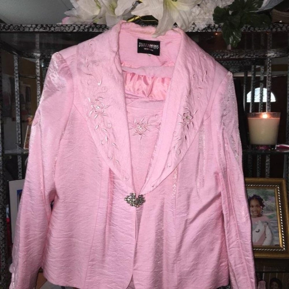 I'm selling a 3pc pink skirt set